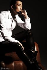 组图：王千源硬朗写真曝光 雅痞新贵展现型男质感