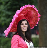 组图：英皇家赛马会女士日 奢华帽子秀愈演愈烈