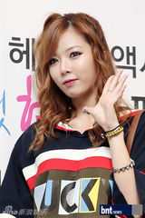 组图：4minute泫雅粉丝签名会 清新亮相现场