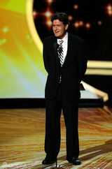 组图：艾美奖现场 查理-辛担任颁奖嘉宾妙语如珠