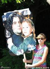 组图：史泰龙出席儿子葬礼 黑超遮面难掩悲伤