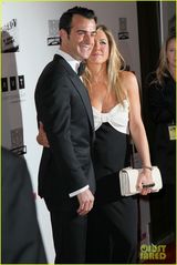 组图：安妮斯顿与未婚夫亮相电影奖典礼 情侣礼服秀恩爱