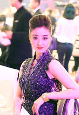 组图：蒋欣复古端庄亮相芭莎慈善夜