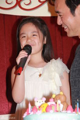 组图：钟镇涛女儿钟懿庆8岁生日 向父母逼婚明年机会最大