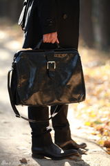 组图：马文龙拍晚秋树林写真 时尚绅士情迷大自然