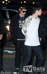 组图：JYJ飞赴越南 朴有天不惧绯闻现身机场
