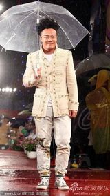 高清组图：金曲奖红毯星光熠熠 那英躲雨不顾形象