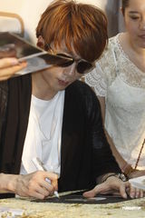 组图：韩星李在元签唱 全场戴大黑超