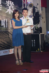 组图：陈妍希校园开演唱会 现场庆生亲吻蛋糕