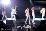 组图：韩团B1A4首尔开场引万名粉丝入场