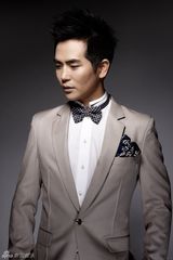 组图：张晓龙魅力大片演绎优雅绅士