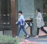 组图：董洁穿着朴素赶飞机 新发型清纯似女学生