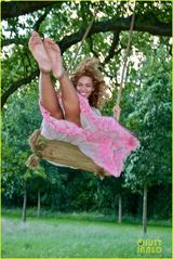 组图：碧昂斯更新家庭聚会照 和Jay-Z玩秋千