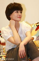 组图：刘孜举办设计展 灵感来自《爱丽丝梦游仙境》