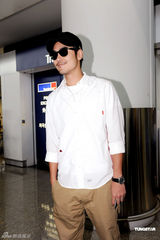 组图：阮经天入围金马影帝 粉丝接机提前恭喜