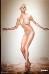 组图：群星赤裸上阵拍慈善写真 Selina伤前作品曝光