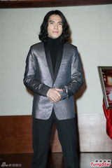 组图：黄小柔出嫁盼造人 穿低胸婚纱挽老公亮相