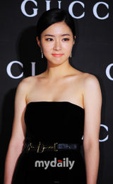 组图：韩彩英大红裙站台十足抢镜 申世京低胸性感