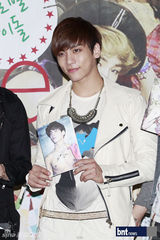 组图：韩团SHINee出席新碟《Sherlock》粉丝签名会