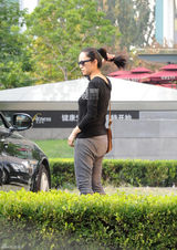 组图：姚晨素颜做健身 老公曹郁只送不接