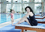 组图：钟丽缇泳池写真肤若凝脂 与女儿鬼马互动