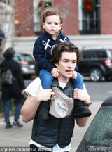 组图：奥兰多携爱子上街 小弗林骑坐肩头笑开花