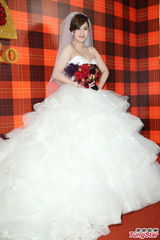 组图：黄小柔出嫁盼造人 穿低胸婚纱挽老公亮相