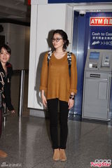 组图：长泽正美学生样抵港 秀中文问候新年