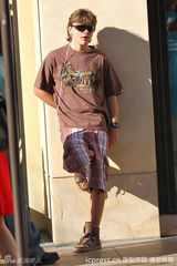 组图：杰克逊子女轻松逛街 帕丽斯穿老爸头像T恤