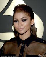 组图：56届格莱美红毯 泰勒透视麦当娜反串绅士