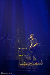 组图：CNBLUE首尔个唱落幕 男歌迷紧追随