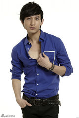 组图：成毅动感写真 魅力熟男气质点亮眼球