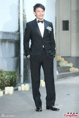 组图：张震大婚献吻娇妻 亲手为新娘提裙摆