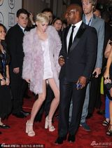 组图：麦莉格莱美派对清新风 收敛性感变俏皮