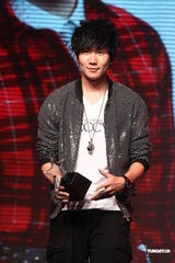 组图：林俊杰获票选人气男艺人 谢谢周杰伦相挺