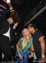 组图：帕丽斯看秀遭猛男吻面 与胞妹热舞大走光