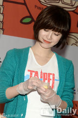 组图：具惠善清新亮相推广台北游 现场做凤梨酥