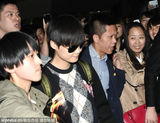 组图：李宇春机场引骚乱 遭粉丝围堵水泄不通