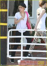 组图：夏奇拉清新造型逛街 美国之声第六季回归