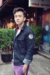 组图：翟天临时尚街拍 清逸风度抓住初夏感觉