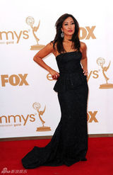 组图：艾美奖红毯 凯莉-安-爱娜巴黑色裹胸裙