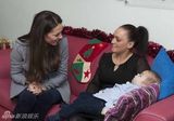 组图：凯特王妃造访儿童收容所 爱抚病童显母爱