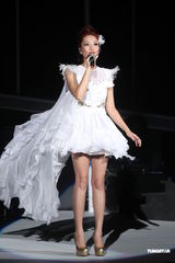 组图：天生歌姬A-Lin台北开唱 范玮琪张惠妹撑场