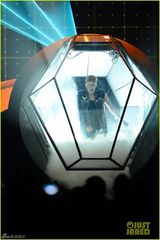 组图：比伯黑超酷帅秀纹身 密室演唱具未来感