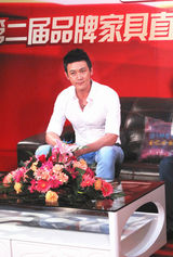 组图：陆毅空降太原遇粉丝围追  武警出动护驾