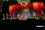 幻灯图：徐小凤开唱风采依旧 红裙裹身变美人鱼