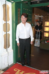 组图：刘家良出殡众星扶灵 遗孀直斥邵氏欠钱