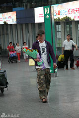 组图：吴镇宇现身机场引骚动 机长空姐争相合影