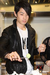 组图：吴建豪首次做巧克力 对曾之乔印象很新鲜