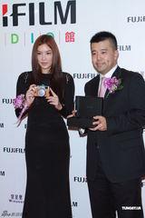 组图：乐基儿现身揭幕礼 黑色大透背装抢镜